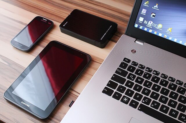 ノートパソコンとタブレットの写真