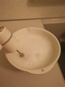 電動マドラーで混ぜている