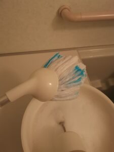 泡を浴槽につけるところ